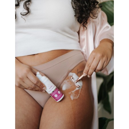 Schiuma intima 3-in-1 ELANEE: deterge, aiuta la rasatura e rinfresca senza risciacquo.