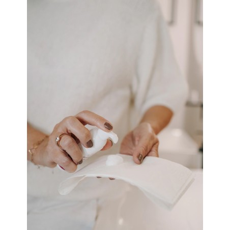 Schiuma intima 3-in-1 ELANEE: deterge, aiuta la rasatura e rinfresca senza risciacquo.